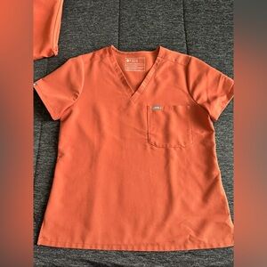 Figs Set ( Sunset Orange Color )

Catarina Top and Yola Pants